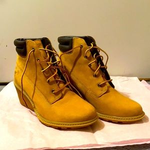 Timberland Women’s size 8.5 boots with heel